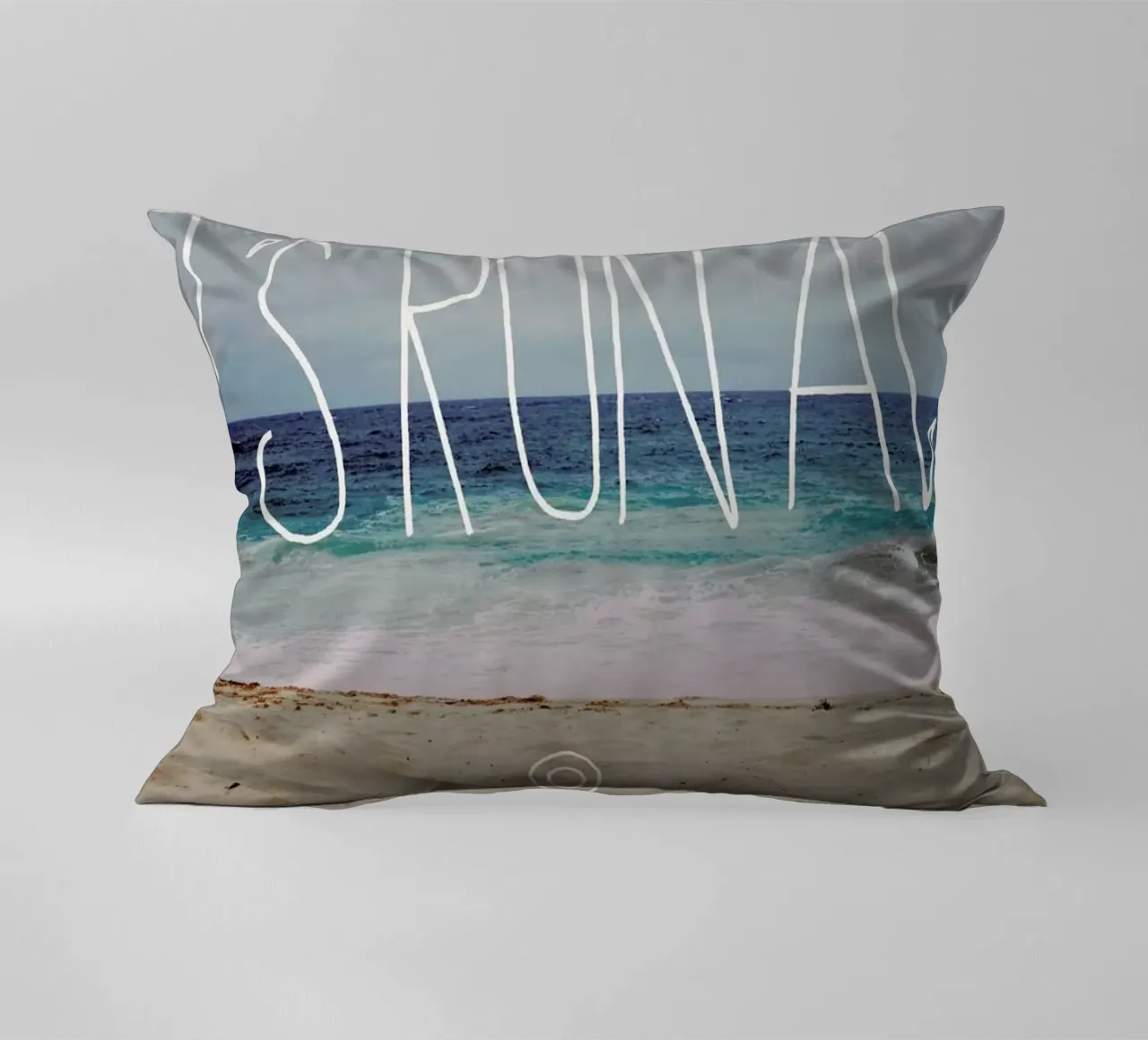 Let's Run Away - to the sea cuscino da Leah Flores