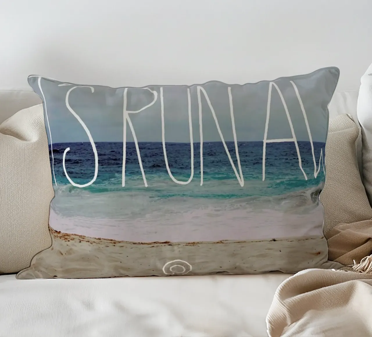 Let's Run Away - to the sea cuscino da Leah Flores