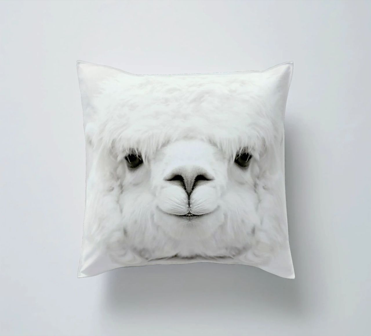 Smiling Alpaca cuscino da Monika Strigel