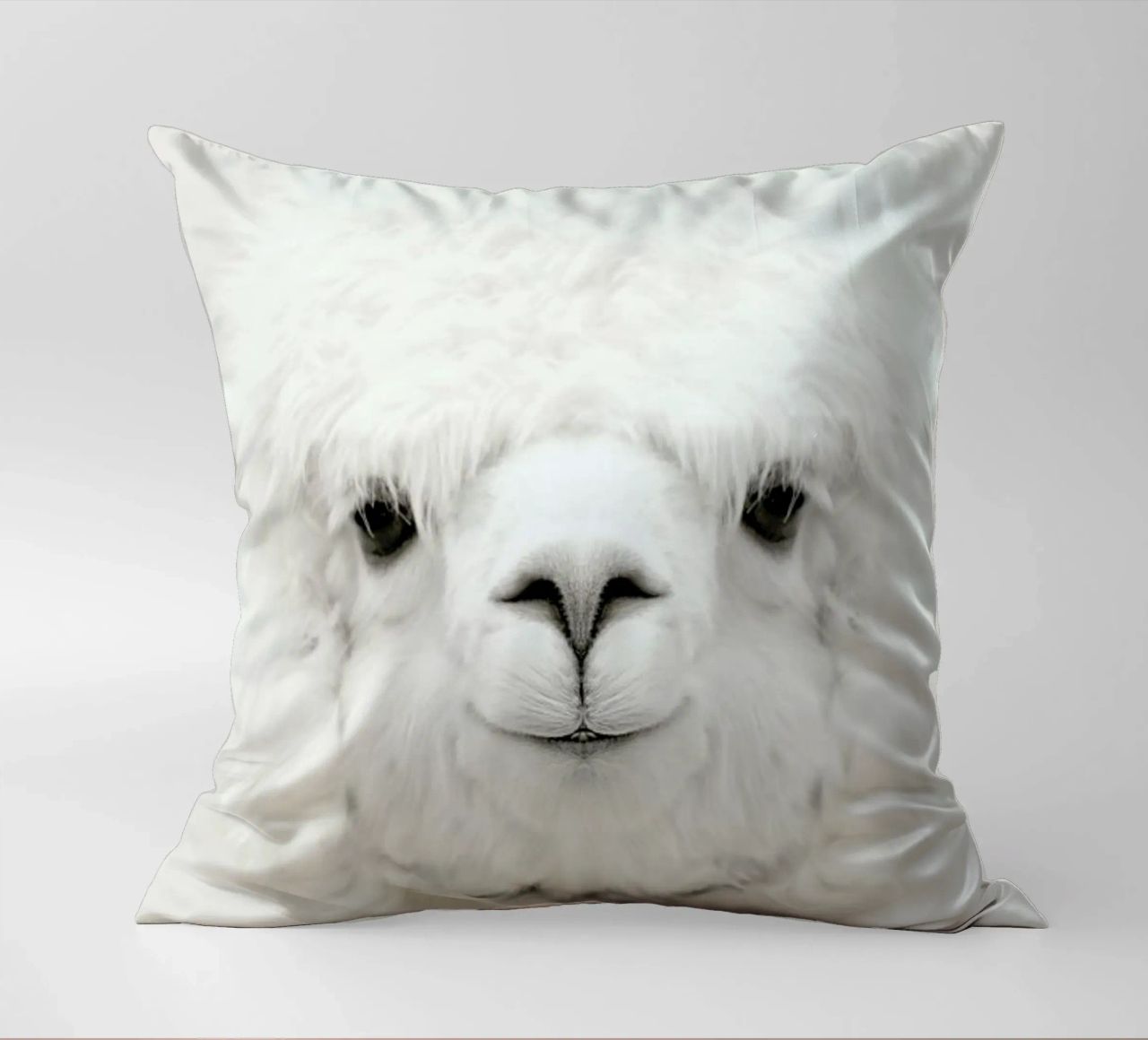 Smiling Alpaca cuscino da Monika Strigel