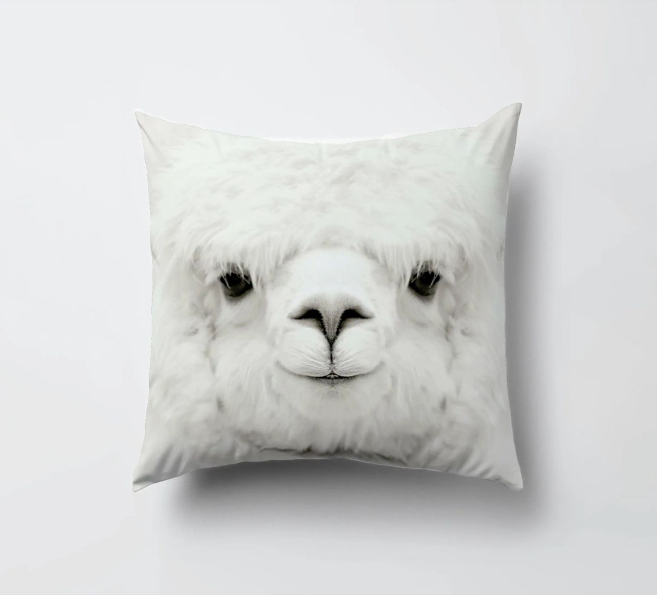 Smiling Alpaca cuscino da Monika Strigel