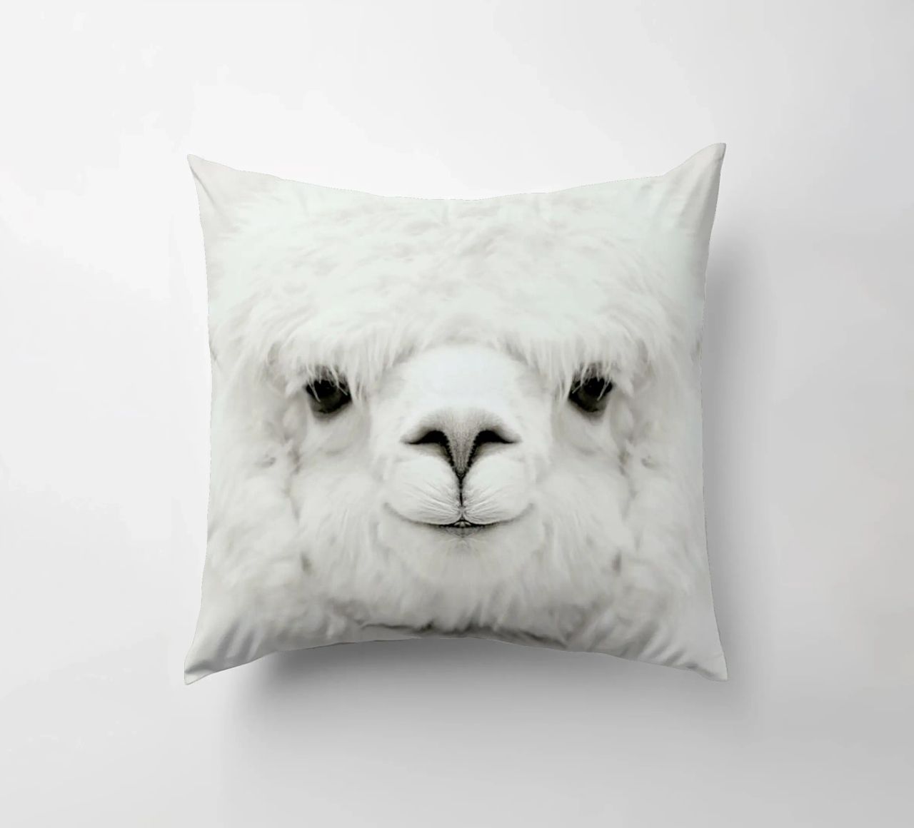 Smiling Alpaca cuscino da Monika Strigel