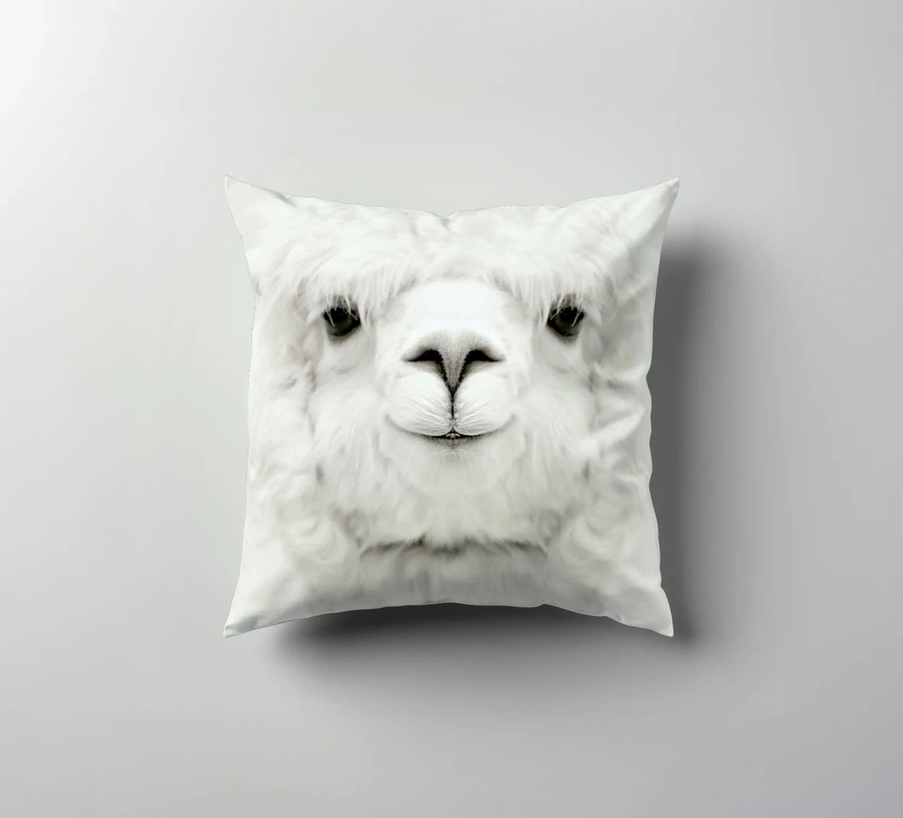Smiling Alpaca cuscino da Monika Strigel