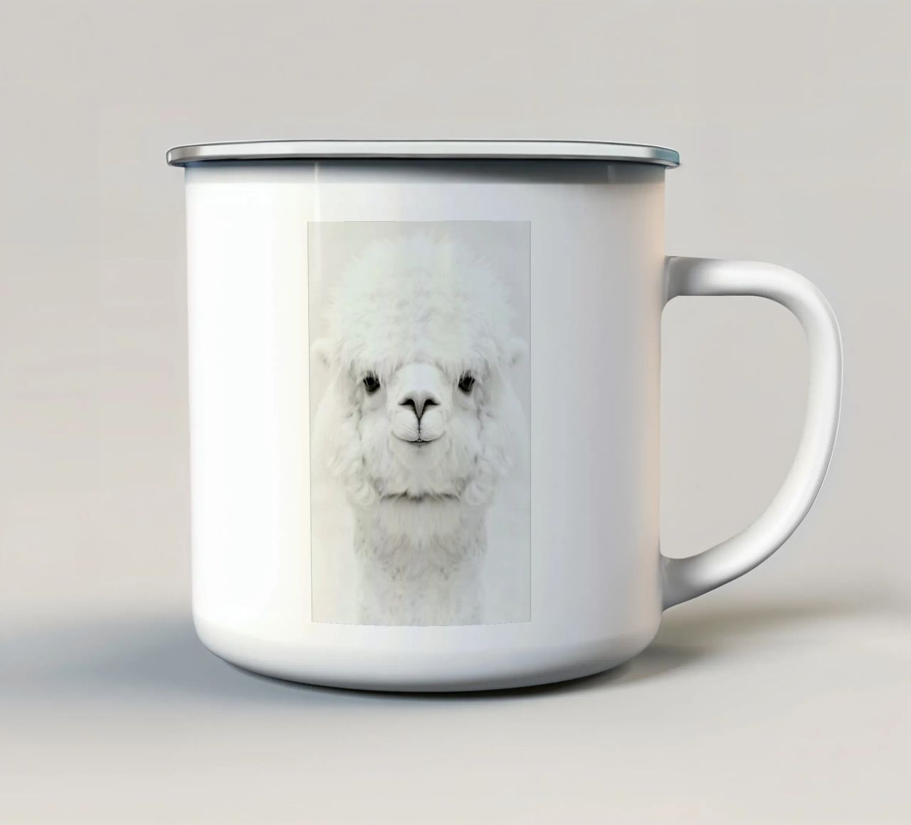 Smiling Alpaca tazza in smalto da Monika Strigel