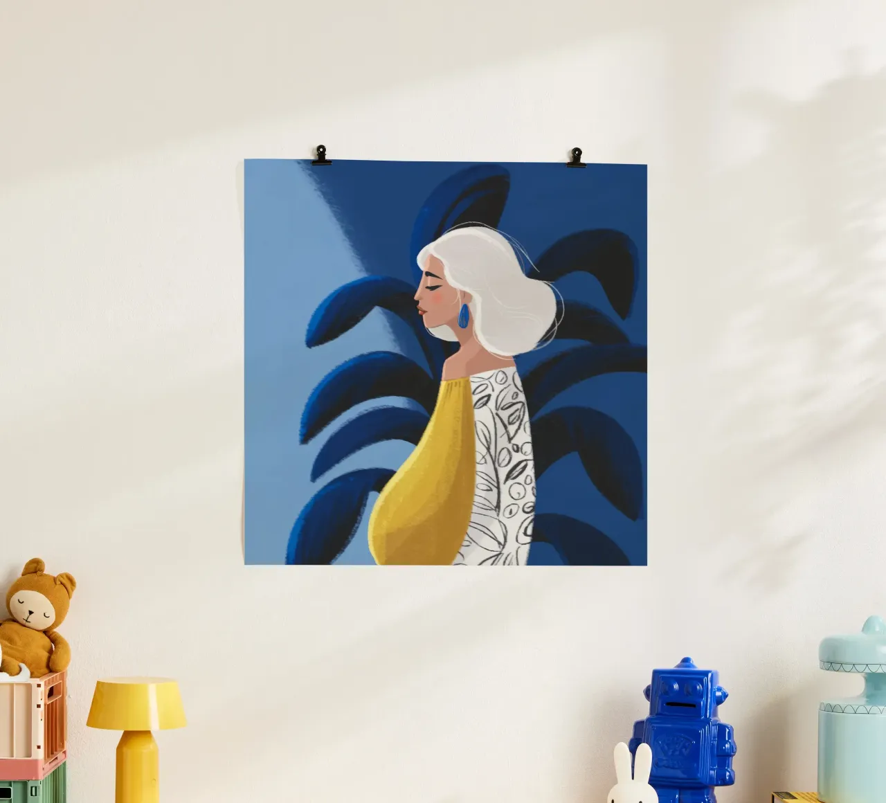 Contemplazione della palma blu poster con telaio in plastica da Color Oblivion