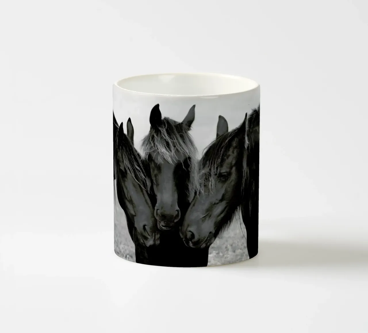 Black and White Horses tazza in ceramica da EyeEm Mobile GmbH