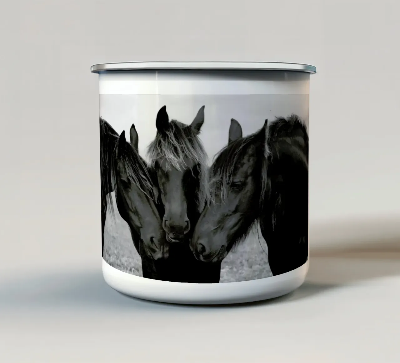 Black and White Horses tazza in smalto da EyeEm Mobile GmbH