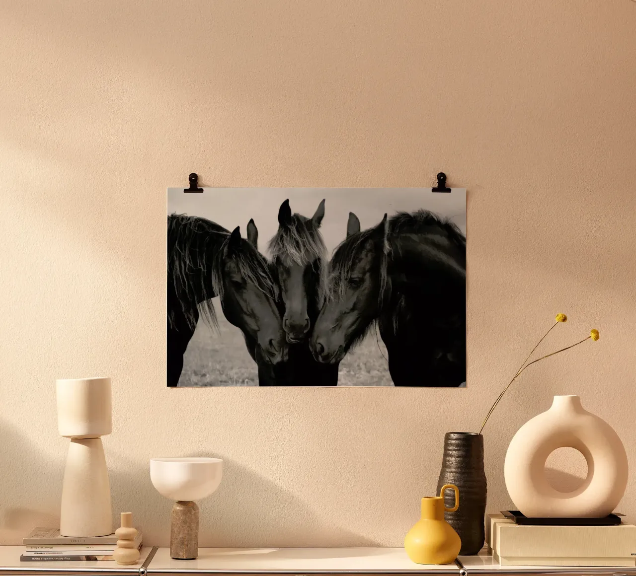 Black and White Horses poster con telaio in alluminio da EyeEm Mobile GmbH
