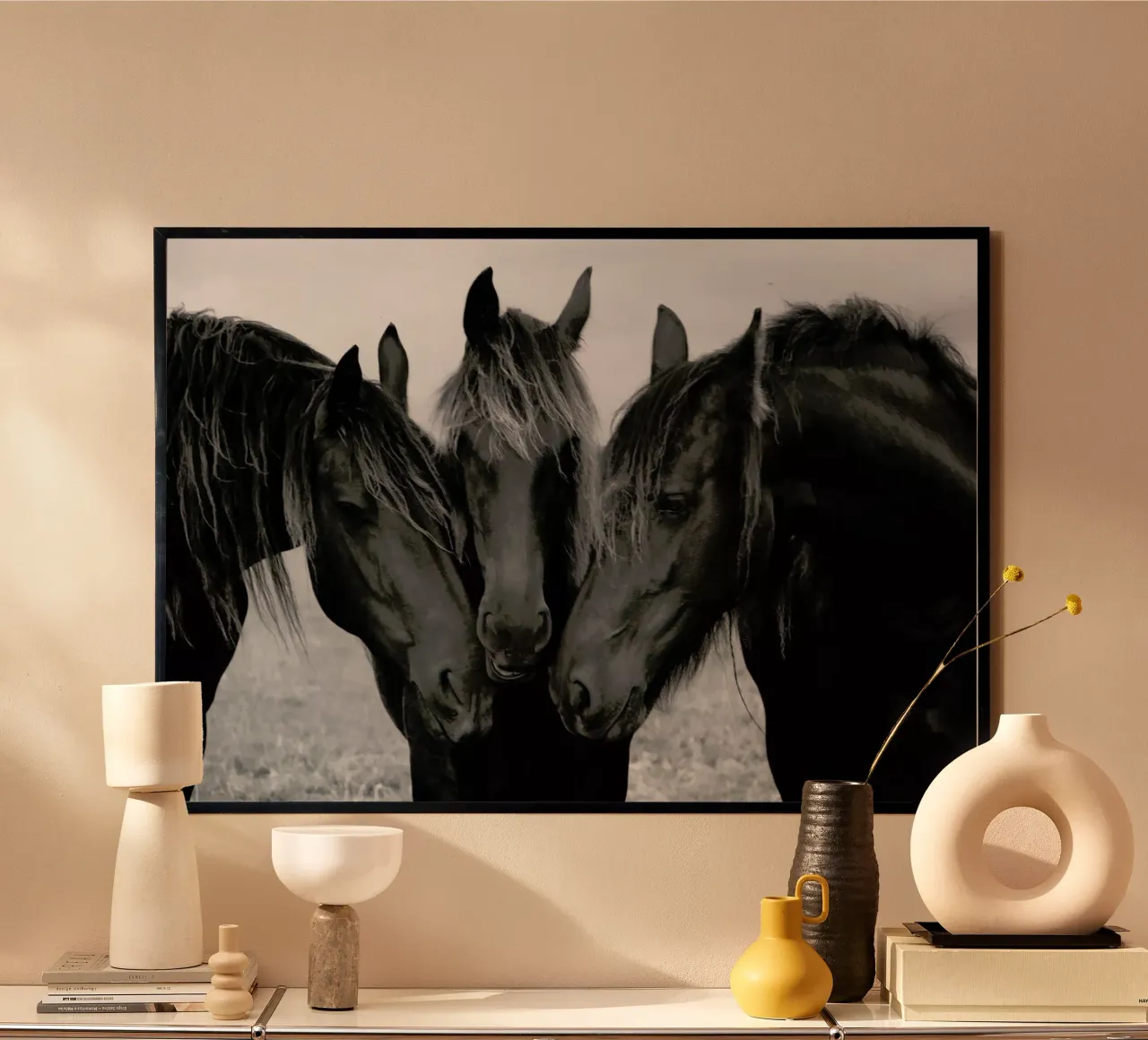 Black and White Horses poster con telaio in alluminio da EyeEm Mobile GmbH