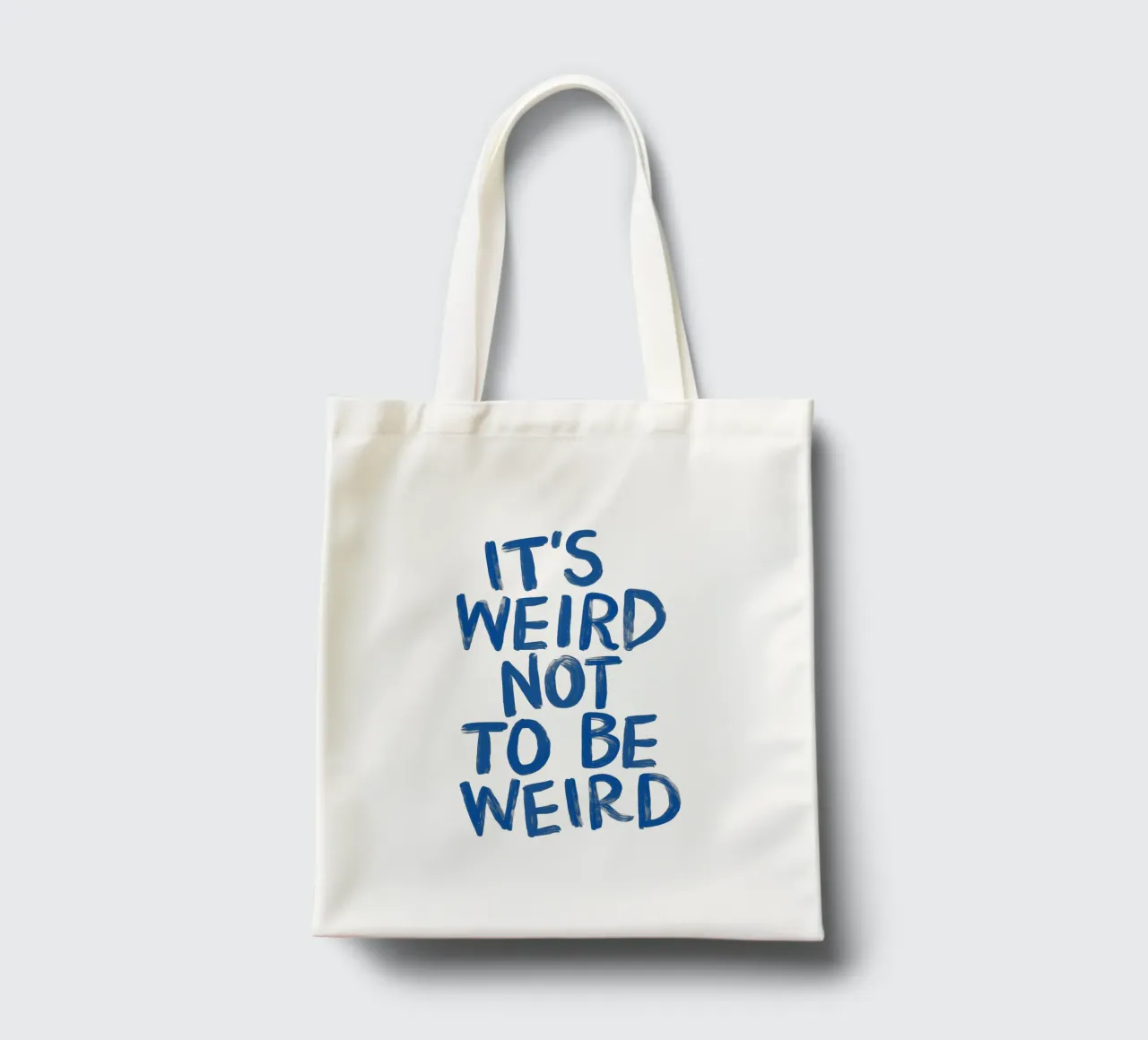Stampa tipografica rosa e blu "It's Weird Not to Be Weird". borsa in juta da THE MOTIVATED TYPE