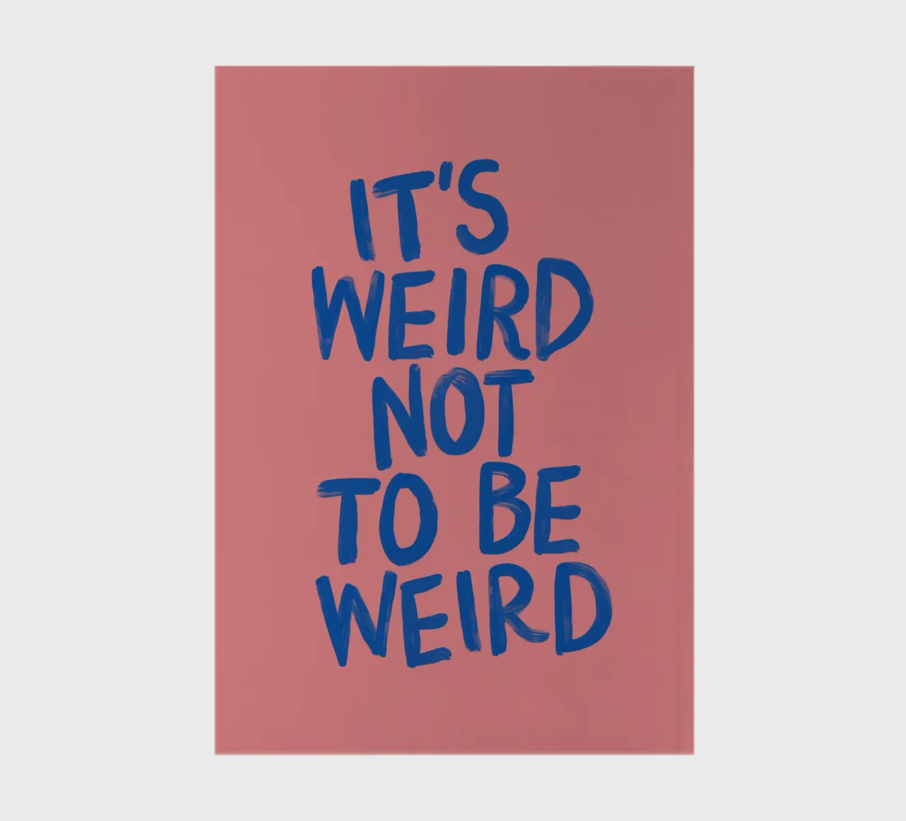 Impression typographique rose et bleue "It's Weird Not to Be Weird" (C'est bizarre de ne pas être bizarre) carnet de notes de THE MOTIVATED TYPE