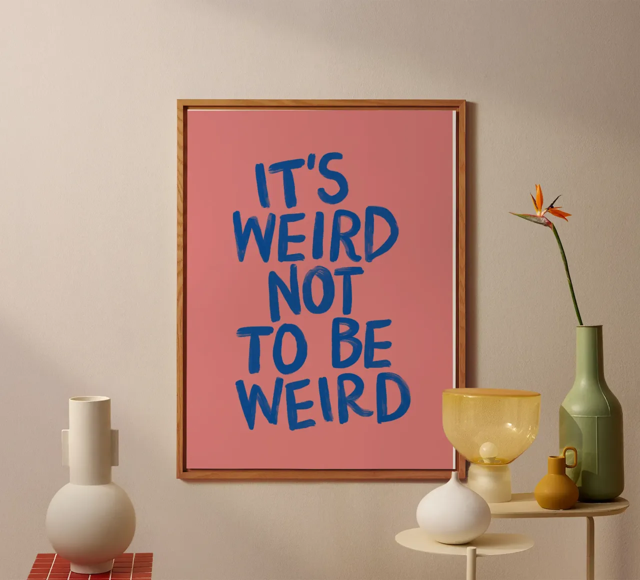 Stampa tipografica rosa e blu "It's Weird Not to Be Weird". alluminio dibond da THE MOTIVATED TYPE