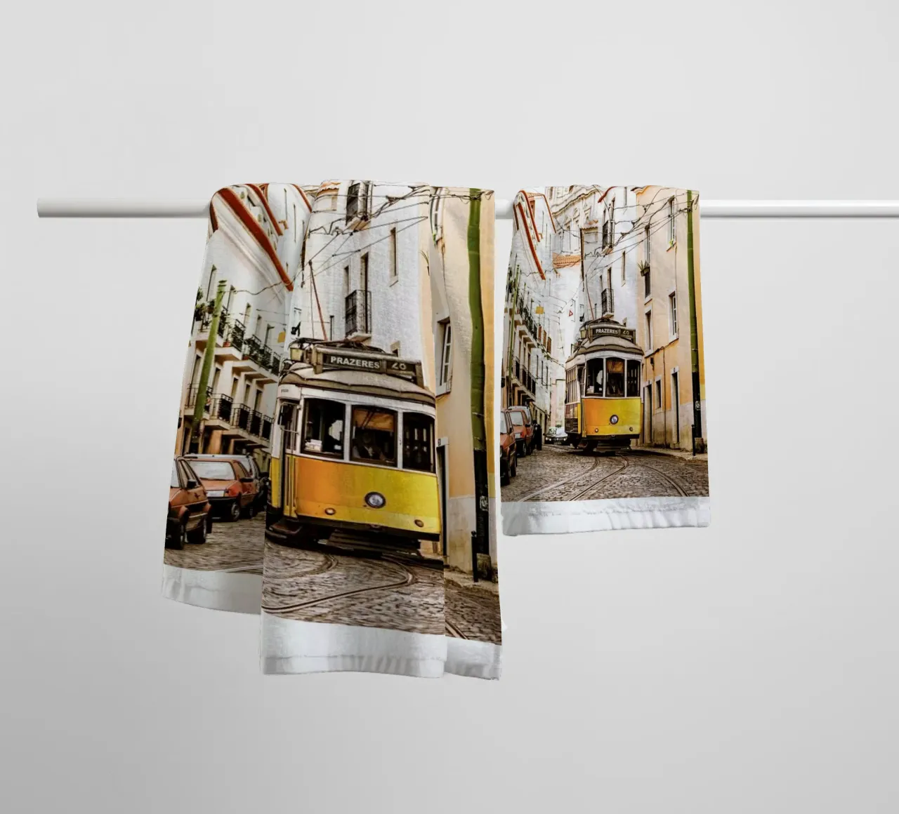 Lisbon Tram asciugamano da bagno da METROPOLIS