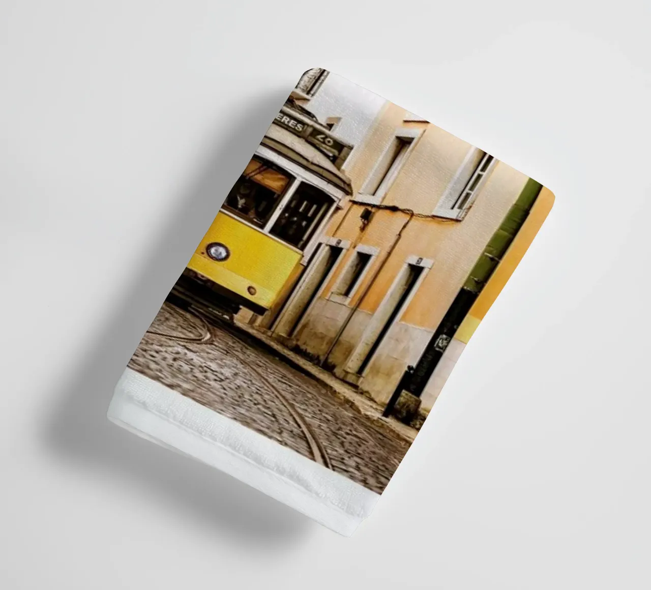 Lisbon Tram asciugamano da bagno da METROPOLIS