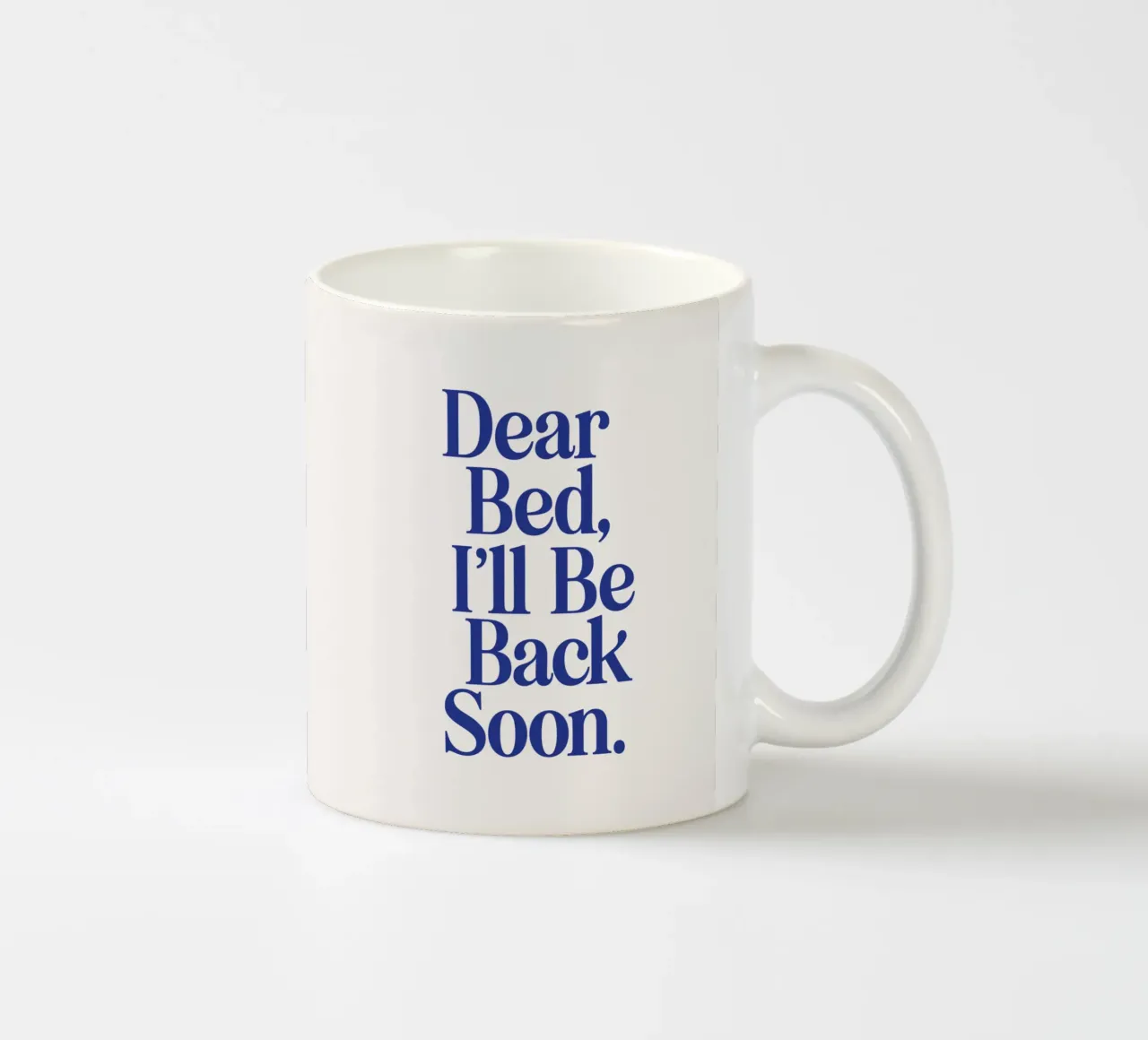 Dear Bed I'll Be Back Soon Bedroom Wall Art Typography Print mug en céramique de THE MOTIVATED TYPE