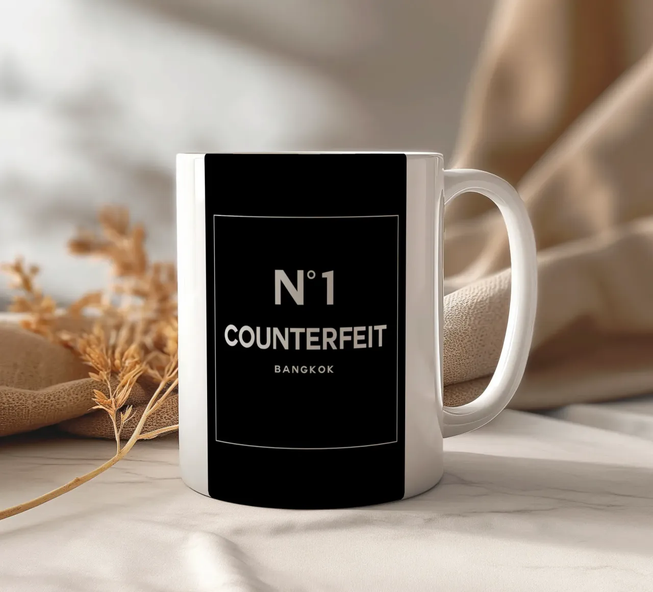 Counterfeit tazza in ceramica da 121 Creatives