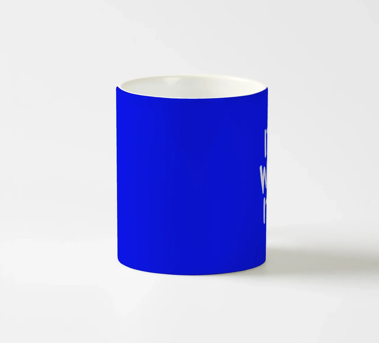 It Is What It Is - Stampa tipografica in blu e bianco tazza in ceramica da THE MOTIVATED TYPE