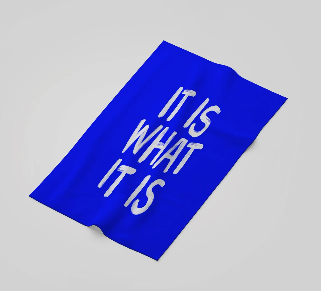 It Is What It Is - Stampa tipografica in blu e bianco telo mare da THE MOTIVATED TYPE