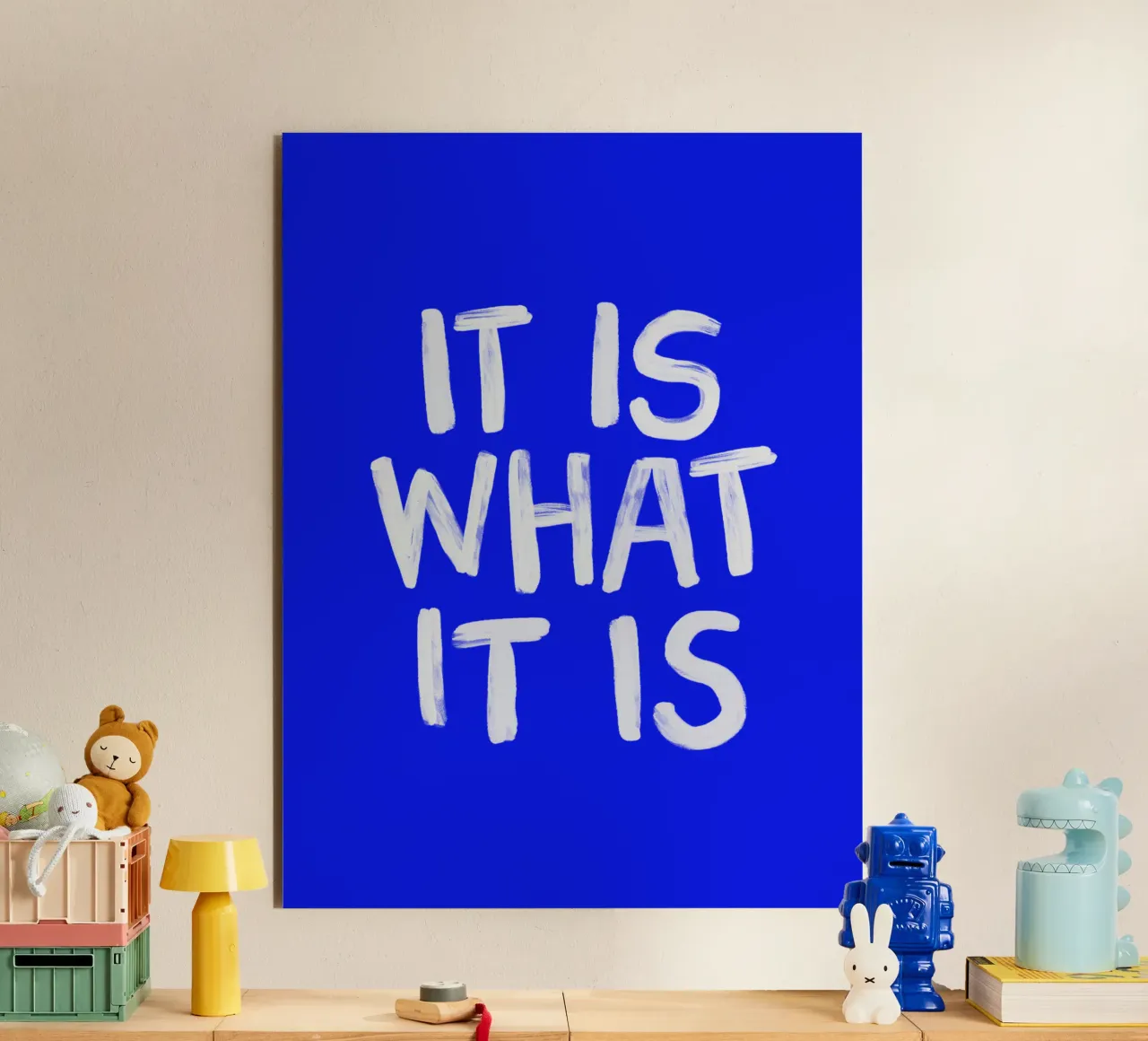 It Is What It Is - Stampa tipografica in blu e bianco alluminio dibond da THE MOTIVATED TYPE