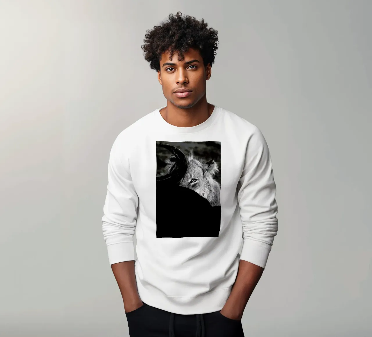 Staring Lion sweatshirt van Natural Kingdom