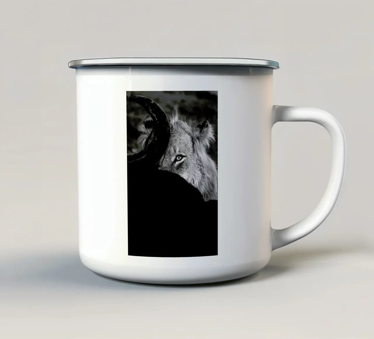 Staring Lion tazza in smalto da Natural Kingdom