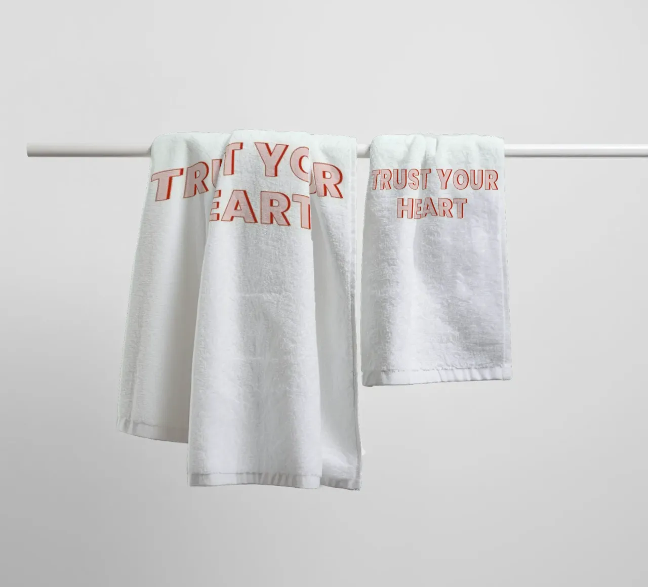 Trust Your Heart asciugamano da bagno da daylight design studio