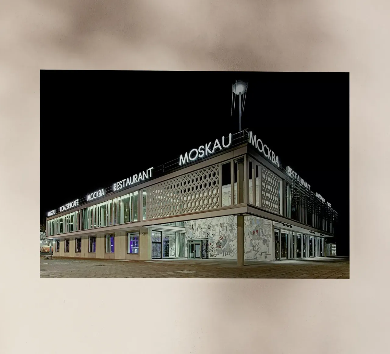 Cafe Moskau No. 1 pellicola backlit da Michael Belhadi