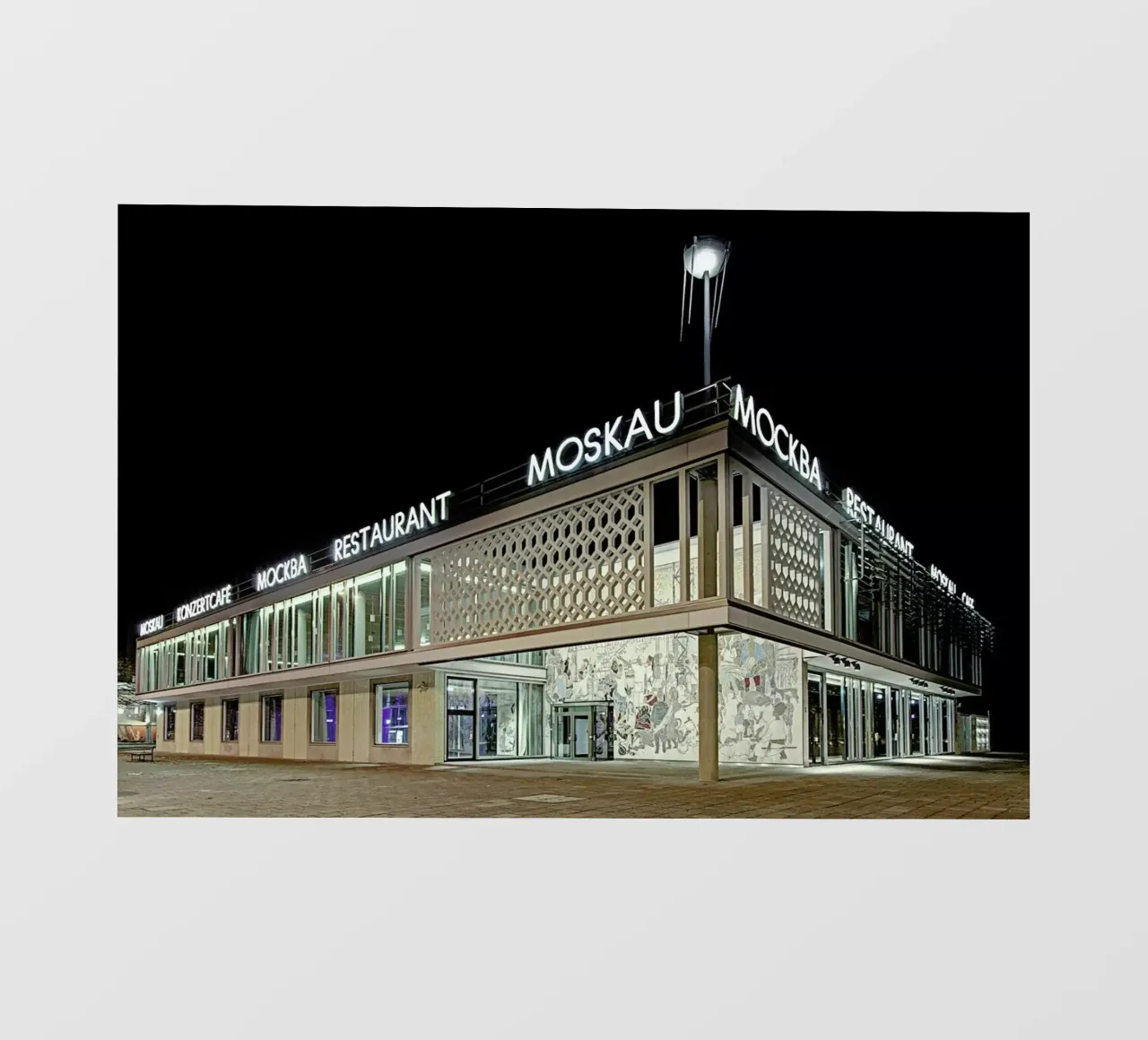 Cafe Moskau No. 1 pellicola backlit da Michael Belhadi