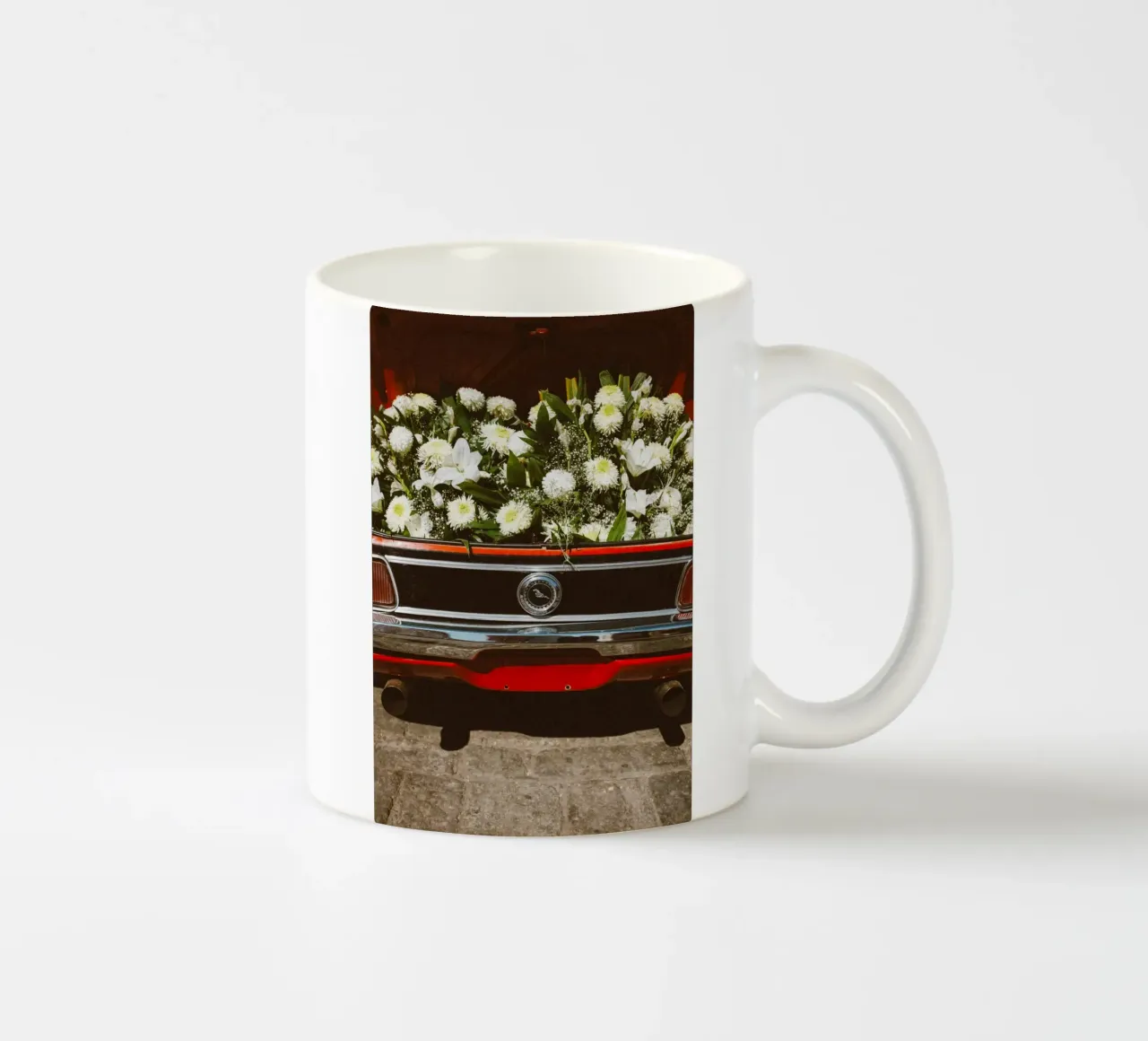 Trunk Full of Flowers tazza in ceramica da Chris Abatzis
