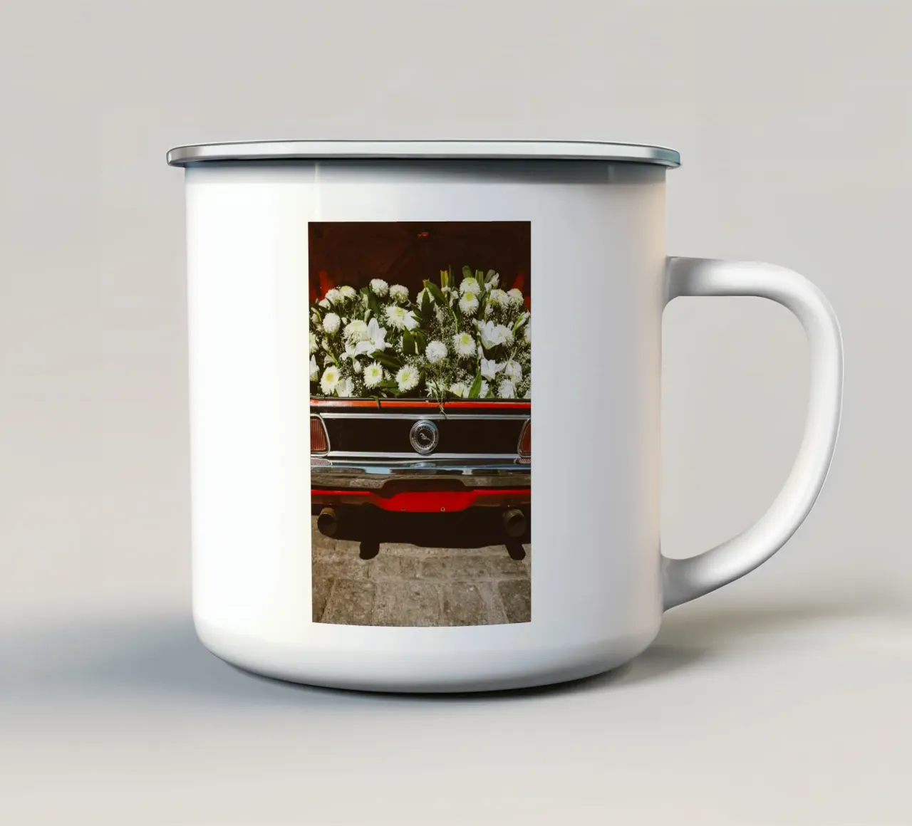 Trunk Full of Flowers tazza in smalto da Chris Abatzis