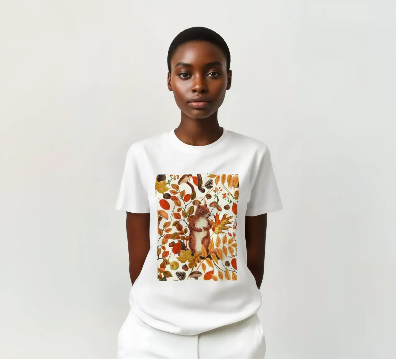 Écureuils d'automne et flore automnale sur fond blanc cassé t-shirt de Painted Nature