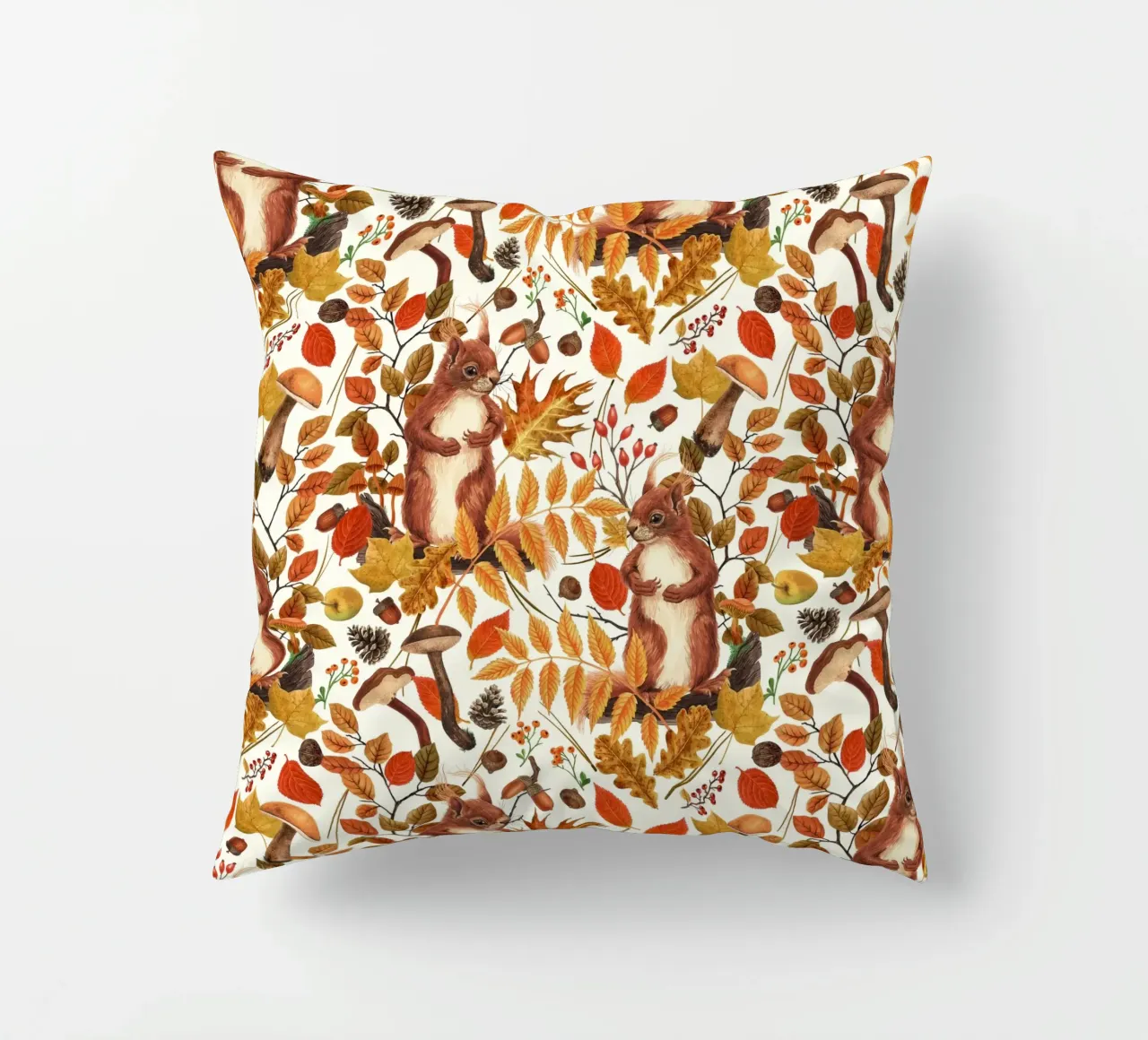 Écureuils d'automne et flore automnale sur fond blanc cassé coussin de Painted Nature