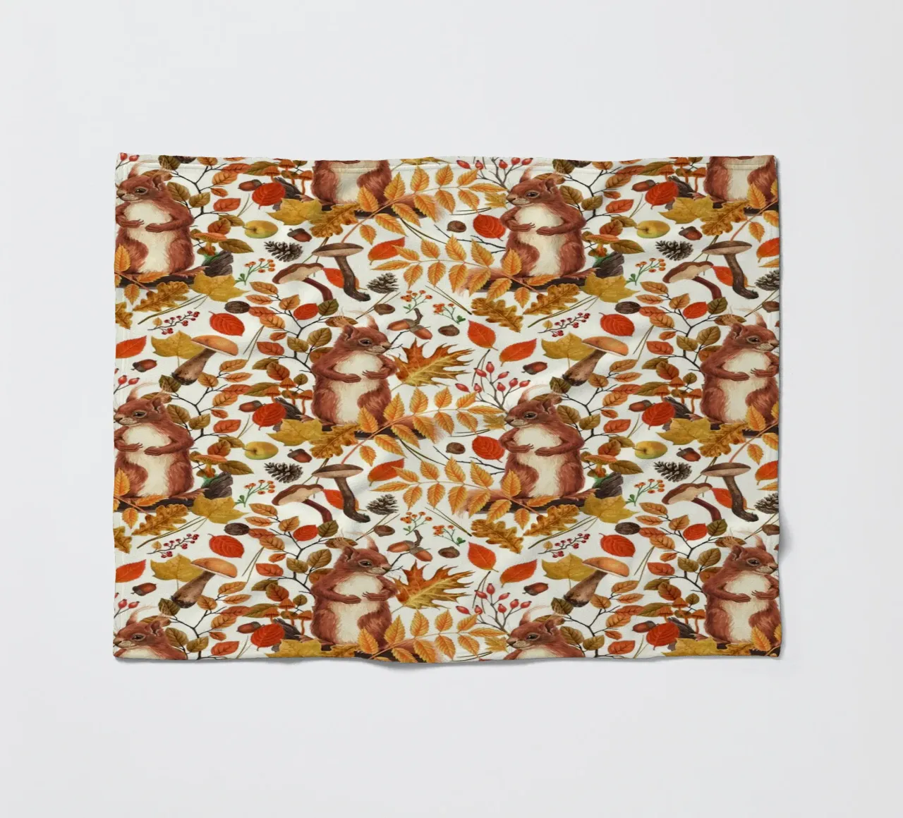 Écureuils d'automne et flore automnale sur fond blanc cassé plaid polaire de Painted Nature