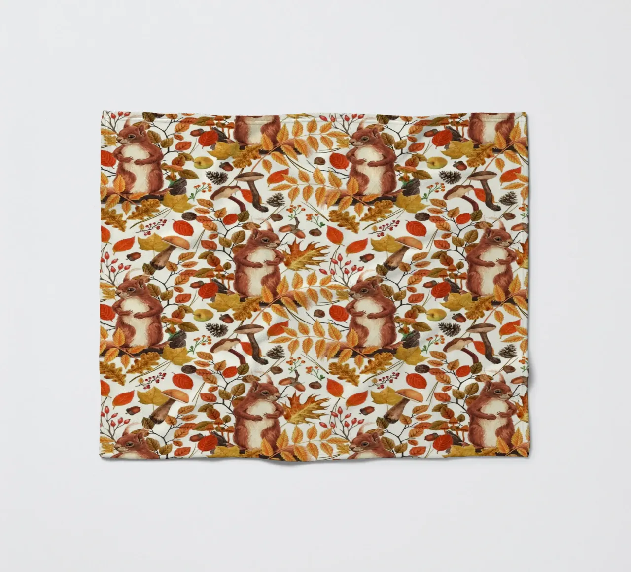 Écureuils d'automne et flore automnale sur fond blanc cassé plaid polaire de Painted Nature