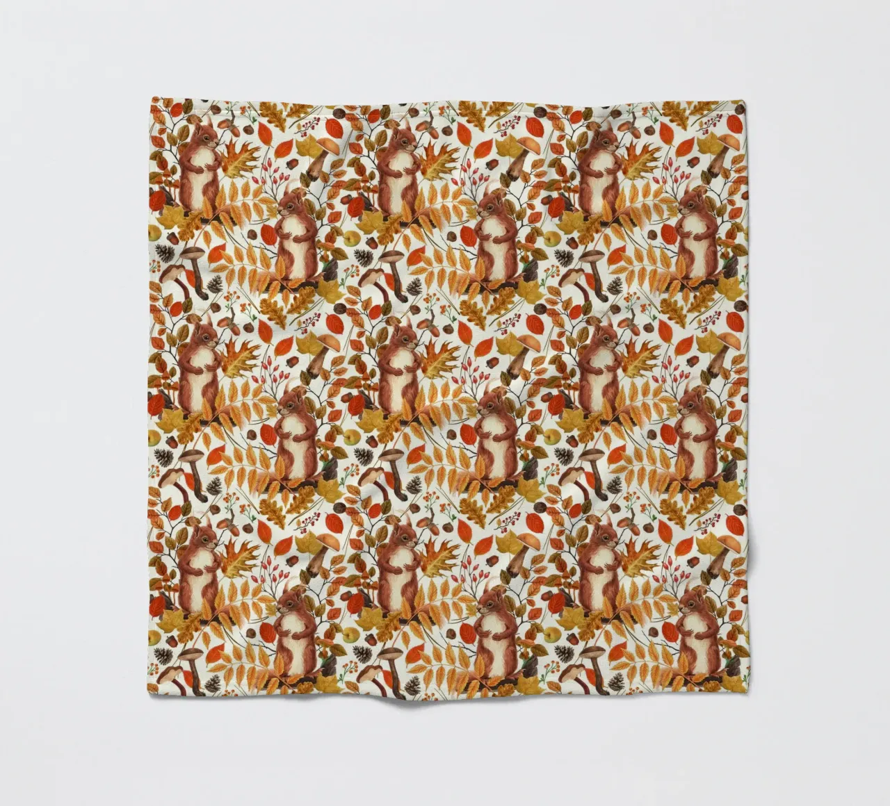 Écureuils d'automne et flore automnale sur fond blanc cassé plaid polaire de Painted Nature