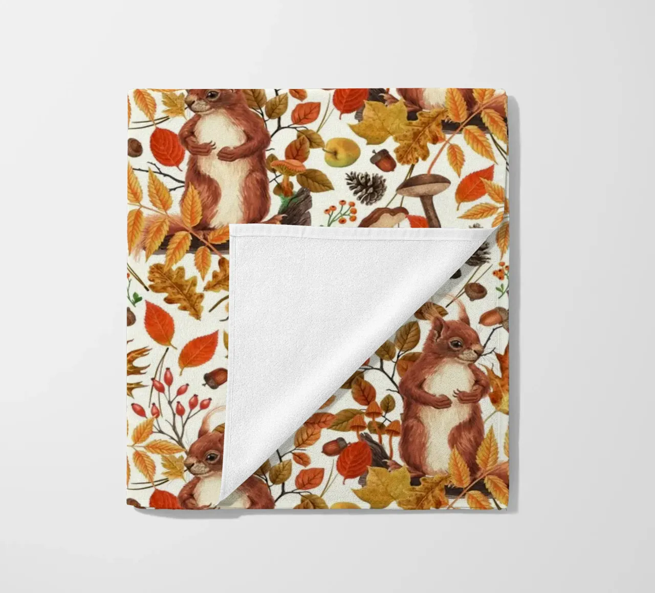 Écureuils d'automne et flore automnale sur fond blanc cassé serviette de plage de Painted Nature