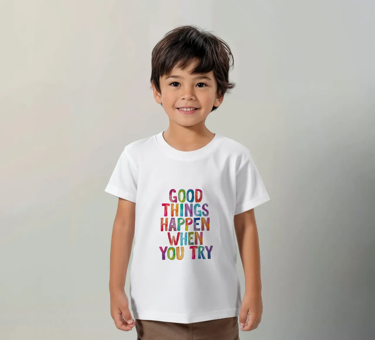 Gute Dinge passieren, wenn Sie Regenbogen-Typografie-Design versuchen Kinder T-Shirt von THE MOTIVATED TYPE