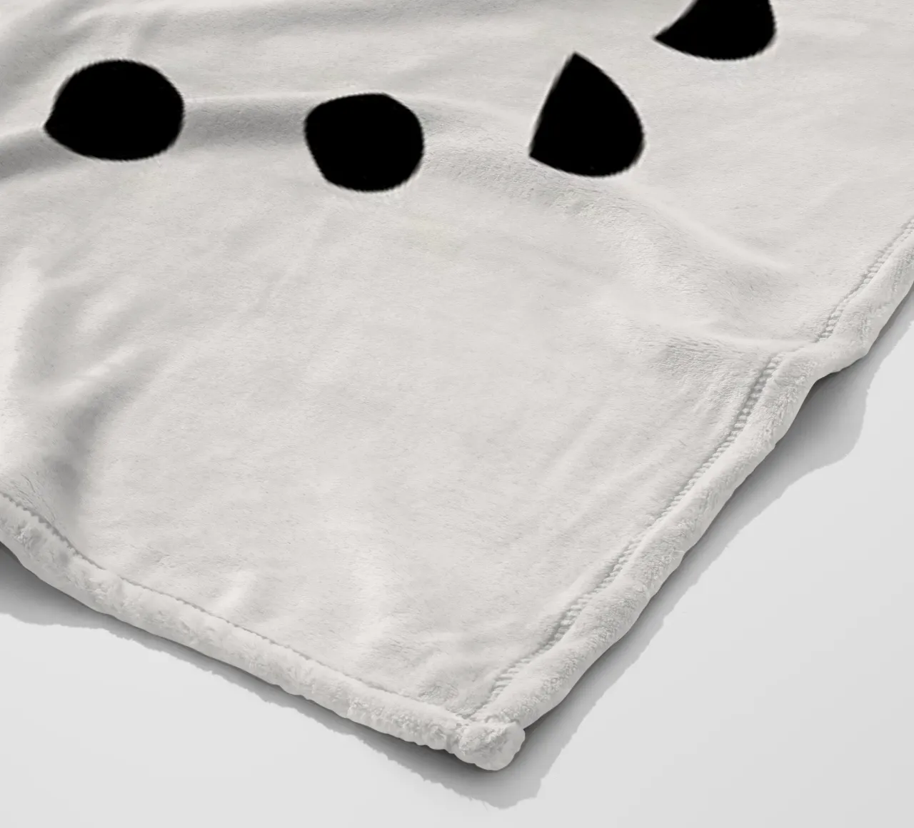 Lunar Cycle coperta in pile da daylight design studio