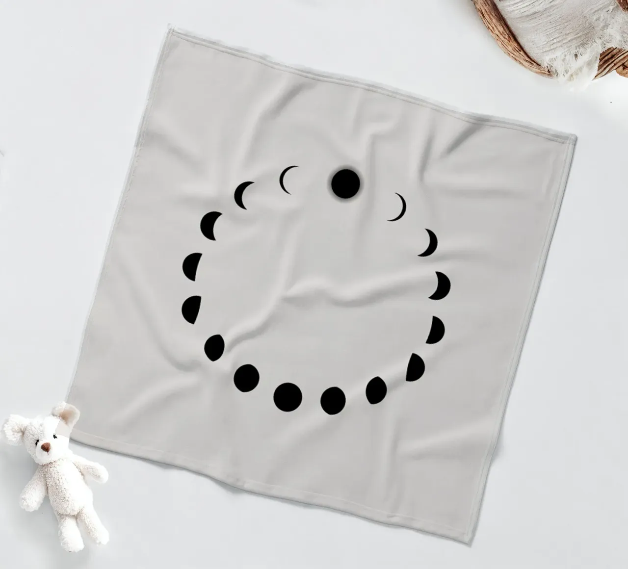 Lunar Cycle coperta in pile da daylight design studio