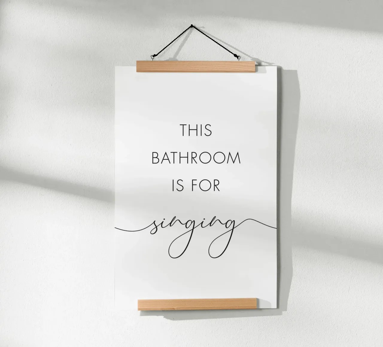 Questo bagno è per cantare poster con telaio in legno da NouveauPrints