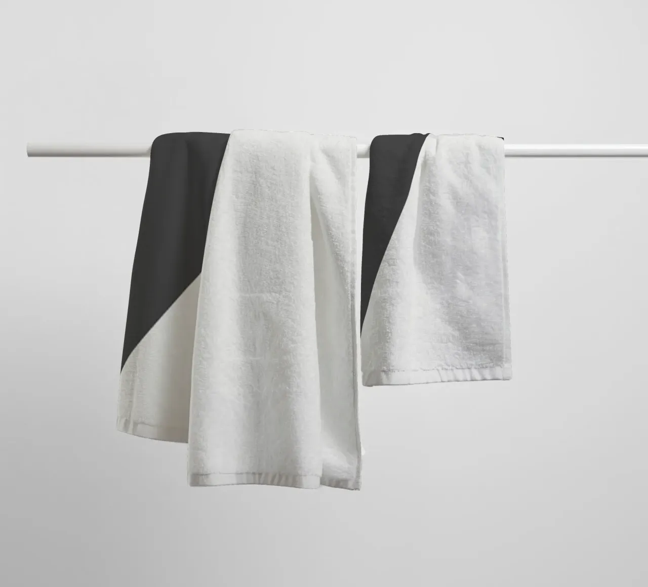 Bianco e nero astratto 02 asciugamano da bagno da Little Dean