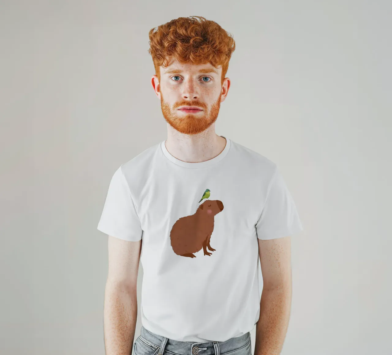 Capibara con uccello t-shirt da Illustration Raissa Oltmanns