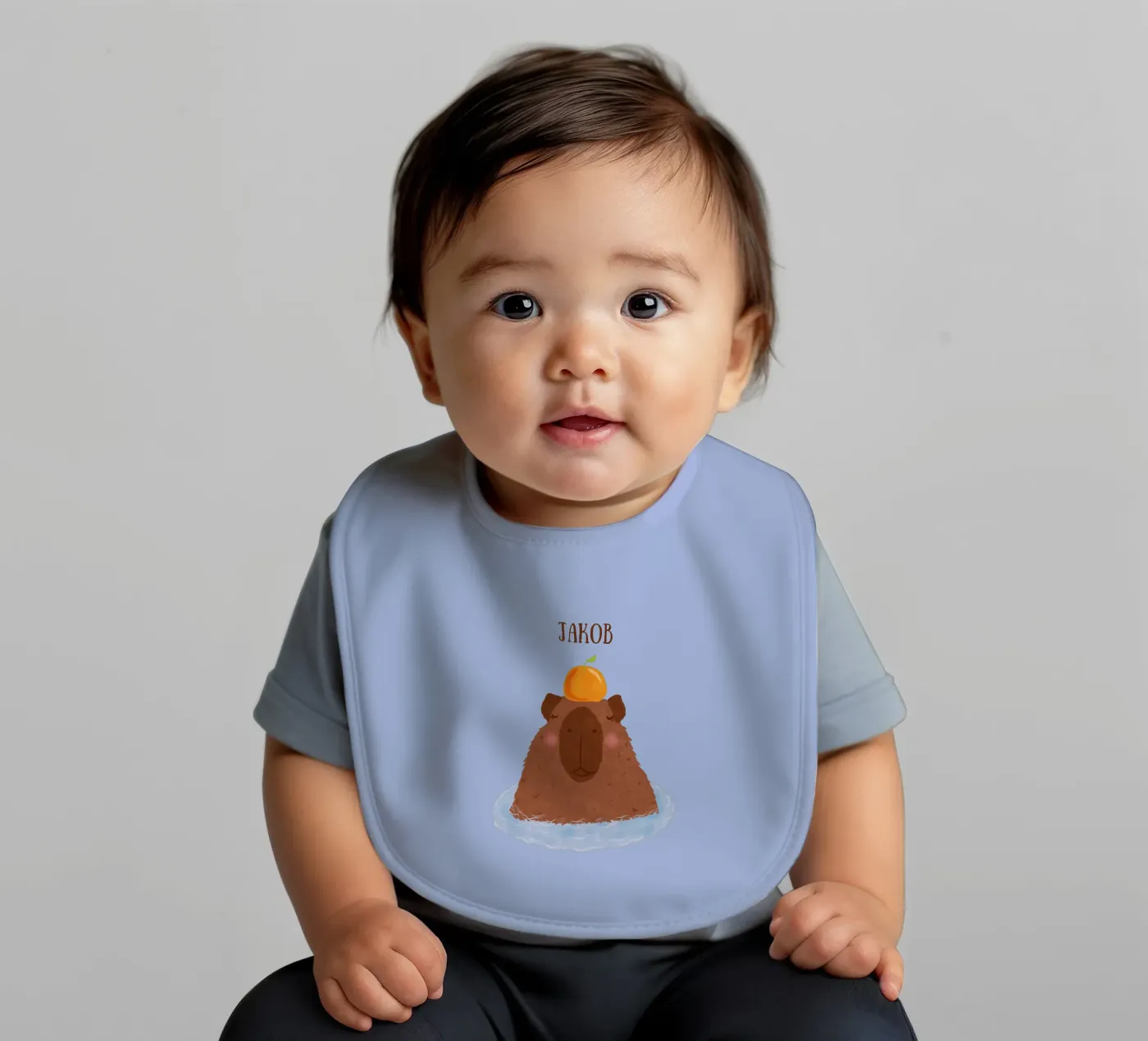 Capybara mit Orange Babylätzchen von Illustration Raissa Oltmanns