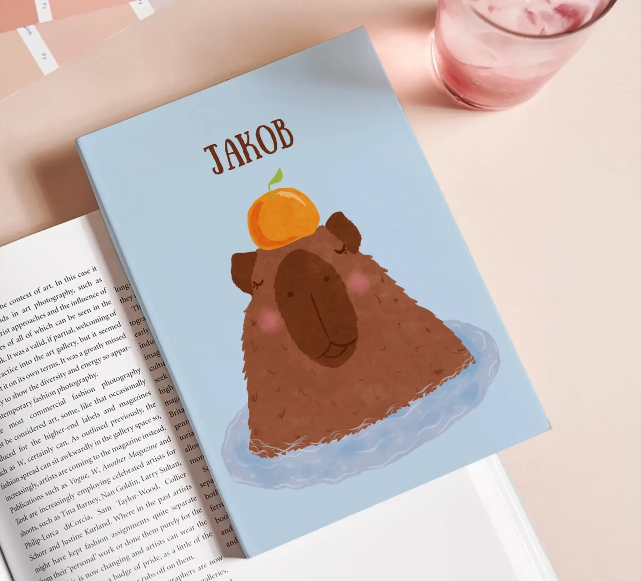 Capybara mit Orange Notizbuch von Illustration Raissa Oltmanns