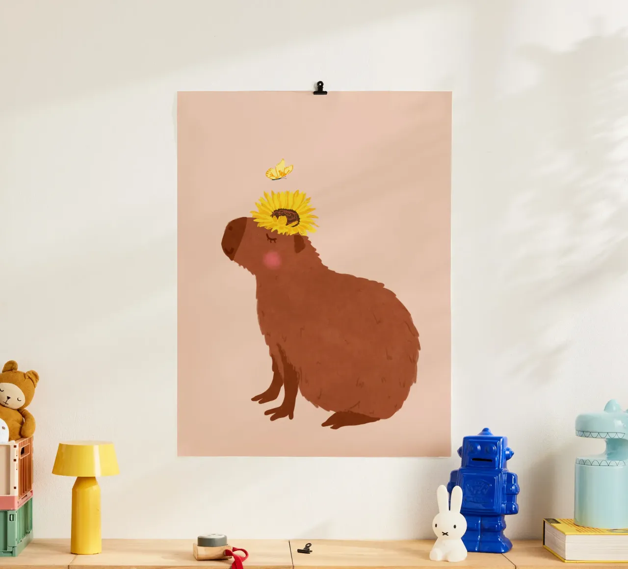 Capibara con girasole poster con telaio in legno da Illustration Raissa Oltmanns