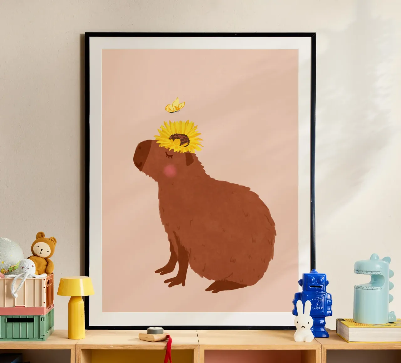 Capibara con girasole poster con telaio in legno da Illustration Raissa Oltmanns