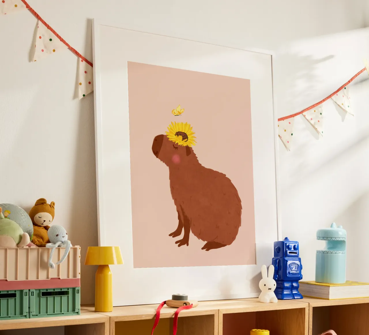 Capibara con girasole poster con telaio in legno da Illustration Raissa Oltmanns