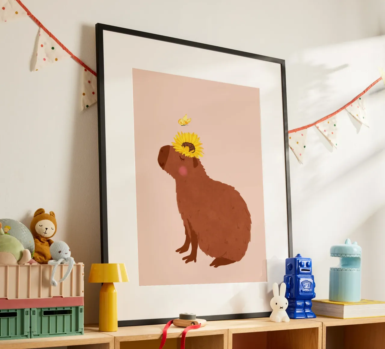 Capibara con girasole poster con telaio in legno da Illustration Raissa Oltmanns