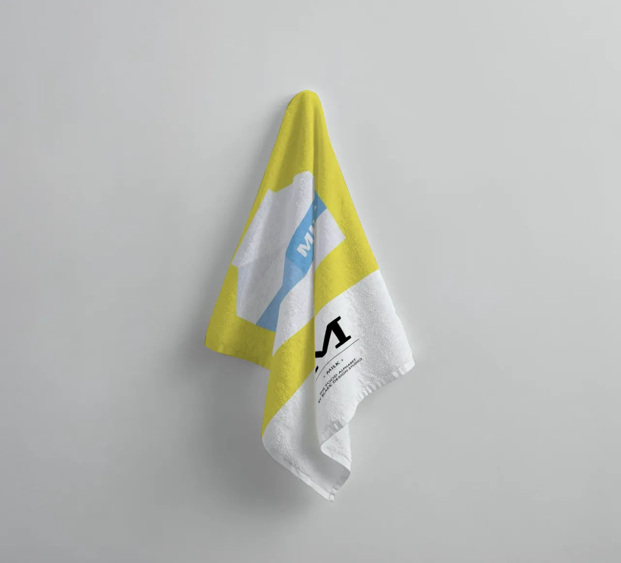„The Food Alphabet“ - M like Milk asciugamano da bagno da BLAEK Design Studio