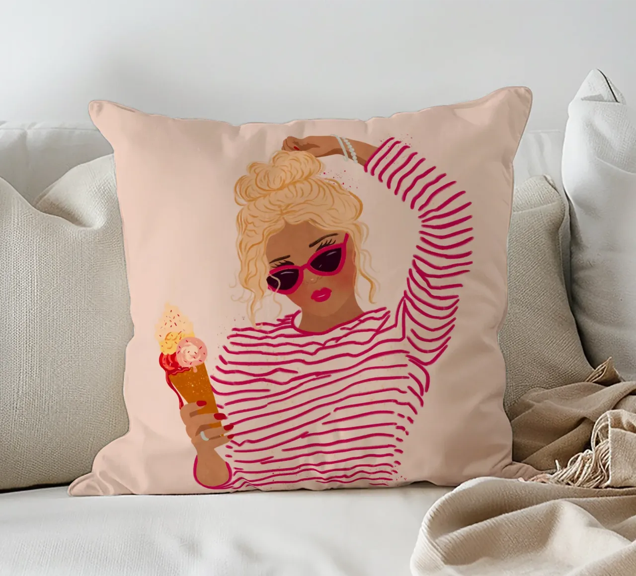 Ragazza a righe con gelato cuscino da Illustration Raissa Oltmanns